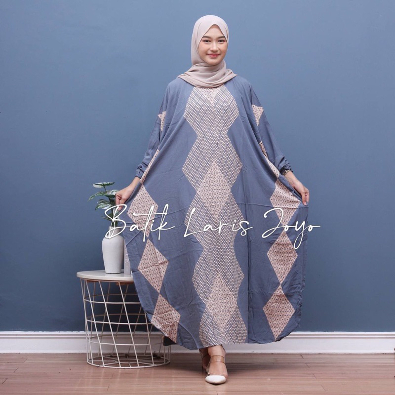 (GROSIR KLAMBI) Riyana Kaftan Rayon ● Paula Kaftan ● Bara Kaftan ● Kaftan Sari Bilbina SUPER Jumbo Big TERLARIS BUNDA HOME KAFTAN | BAHAN RAYON SUPER GRADE A | RESLETING DEPAN Jois Kaftan Home Daster Jumbo Motif Batik Bahan Rayon Bisa Cod Bunda