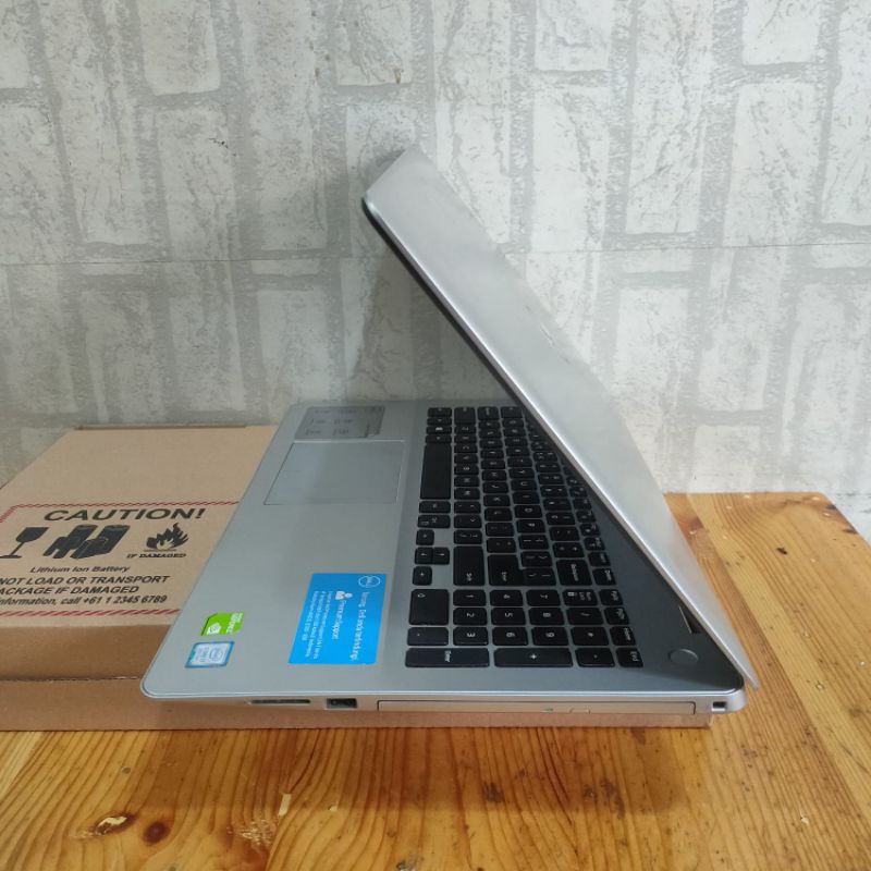 Laptop Gaming Dell Inspiron 15 - 5583 P86F, ntel Core I7-8565U Ram 16Gb /SSD 256Gb+ HDD 1TB Nvdia Geforce Mx 130 4Gb