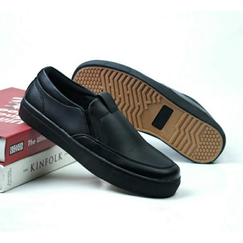 Sepatu Pria Full Hitam Slip On Formal Kerja Kantor Casual Santai Kulit Synthetic Leather