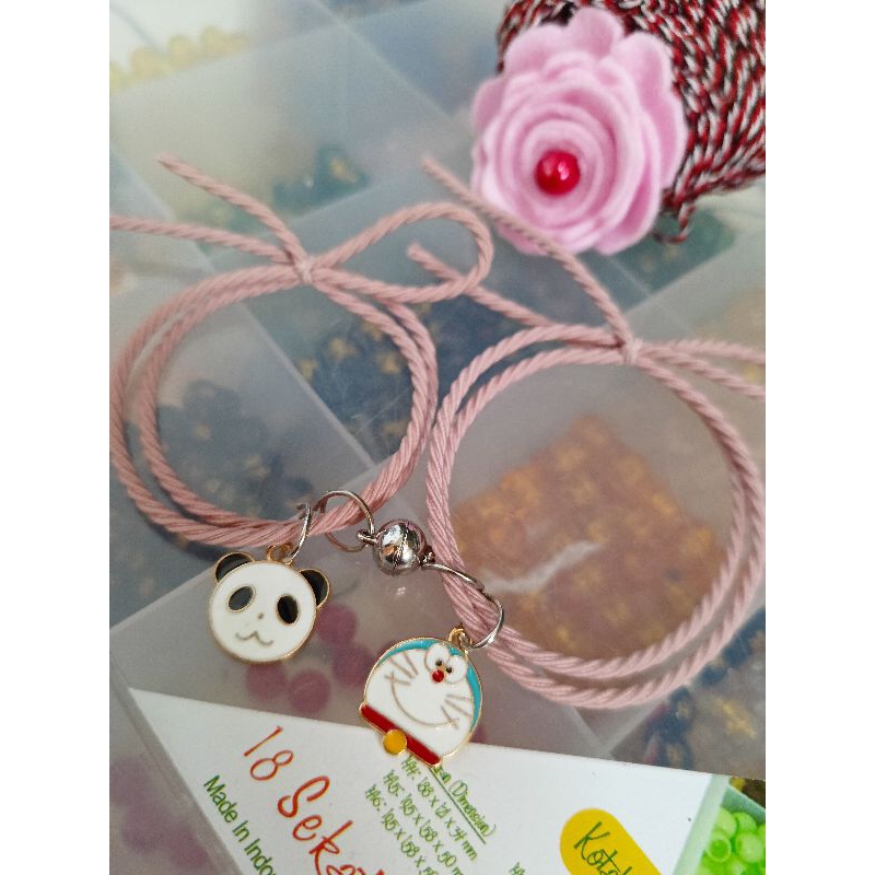 2pcs SEPASANG Gelang Tali Ulir liontin Panda &amp; doraemon (free box)