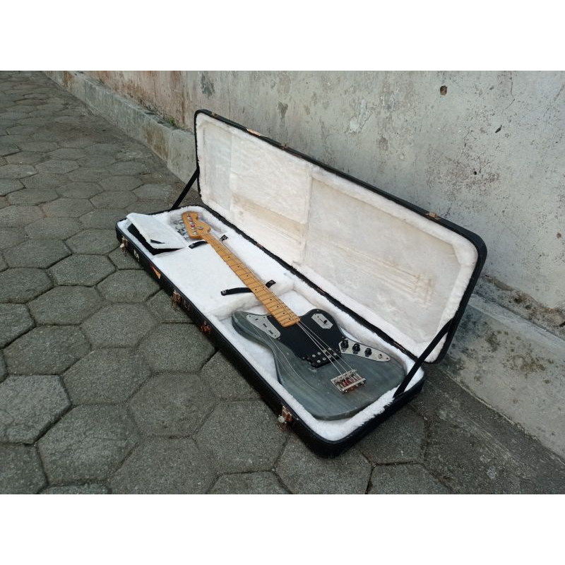 Bass fender jaguar custom + hardcase