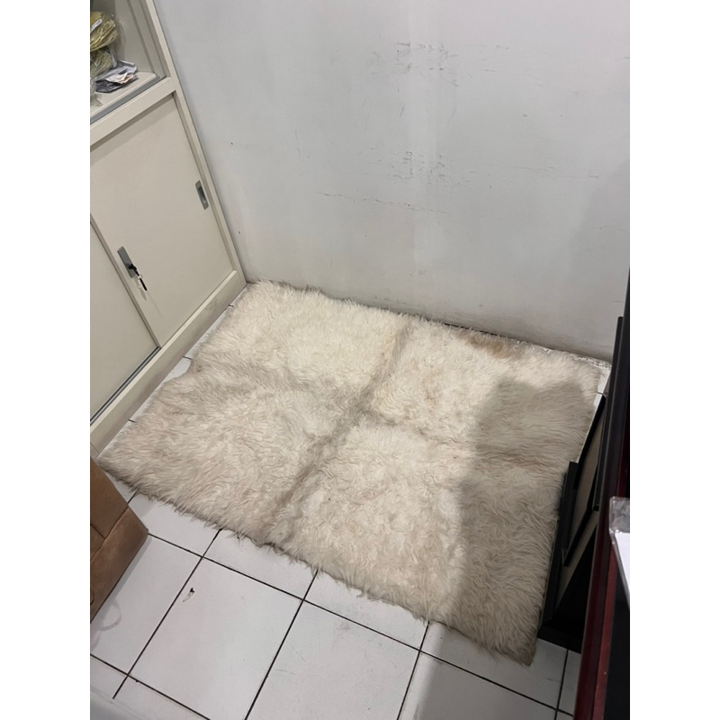 Karpet bulu IKEA putih imitasi fur rug 120x95