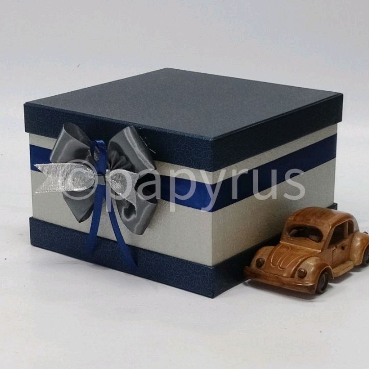 

PAPYRUS Sandwich 20x20 tinggi 13cm Kotak Kado Gift Box