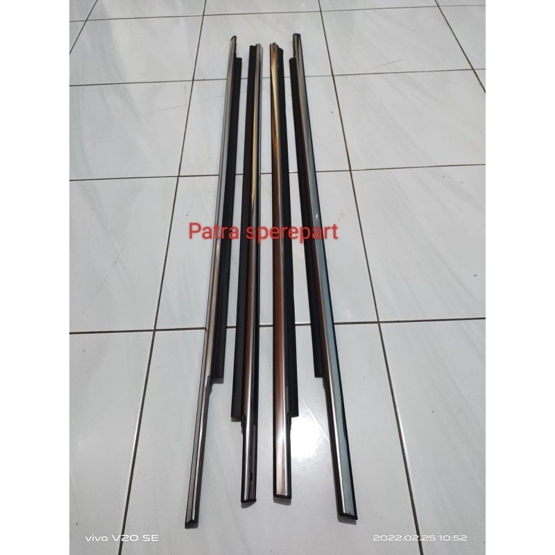 Pelipit pintu karet kaca luar crom 4 pcs atau satu set buat mobil Rush Terios 2018 sampai 2022 origi