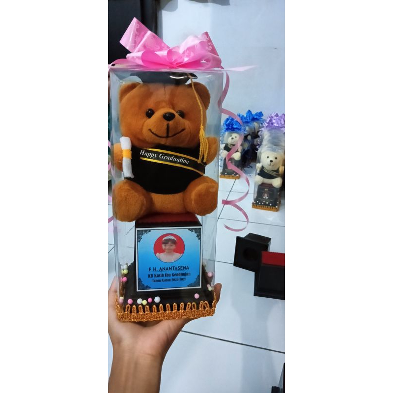 

Boneka Wisuda
