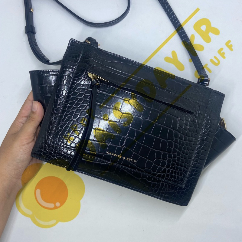 [ORIGINAL] Preloved Tas Charles & Keith Croc-Effect Mini Trapeze Crossbody Bag - Black || Official C
