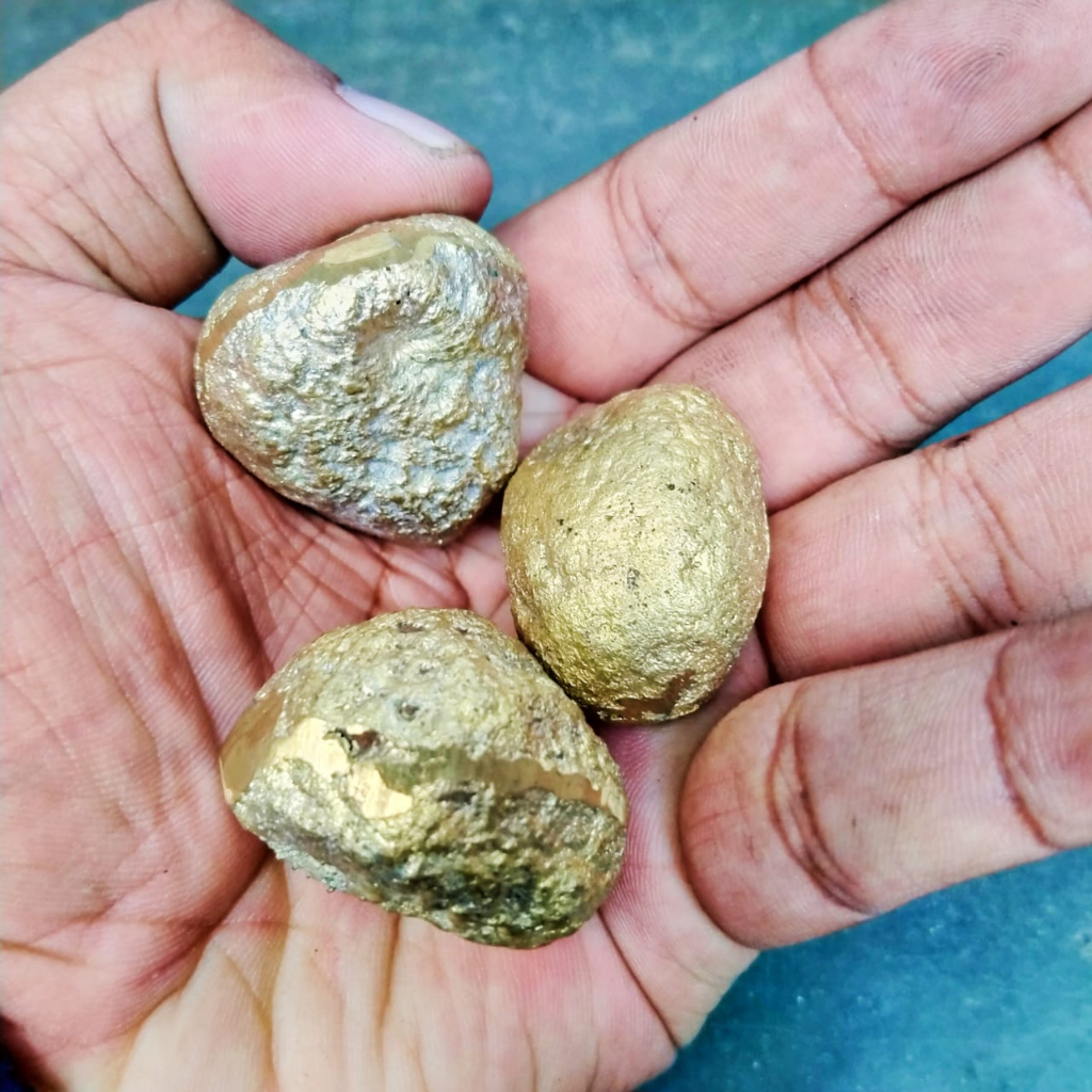 Replika Bongkahan Batu Emas Mirip Dengan Asli