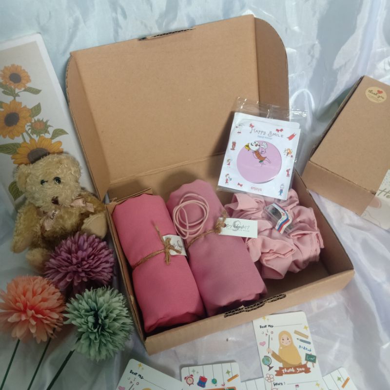 GIFT BOX KADO GURU HAMPERS KERUDUNG SEGIEMPAT BELLA SQUARE HADIAH KENAIKAN KELAS