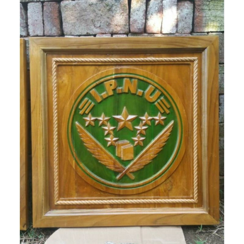 UKIRAN LAMBANG NU PERSEGI KAYU JATI NATURAL 50X50CM
