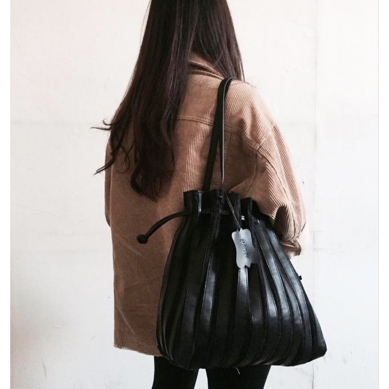 MEDIUM PLEATS BAG BY KAYNN TAS KULIT TOTE BAG