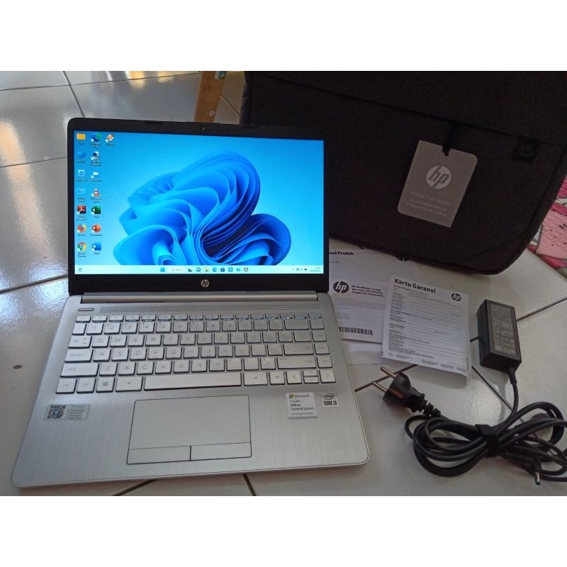 Laptop Hp 14S-cf2517TU, Intel Core i3 generasi 10, Ram 8 gb/Ssd 256 Gb, no minus, masih kayak baru