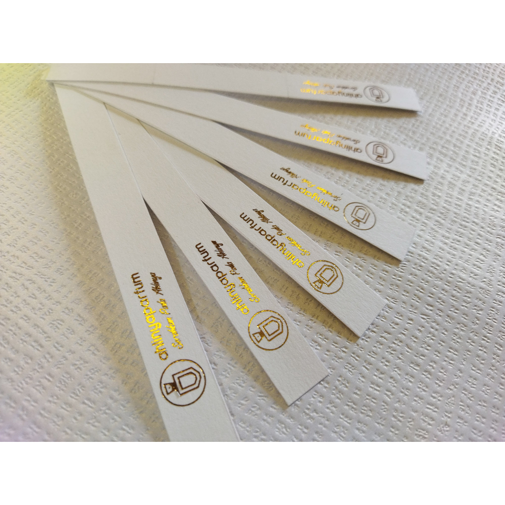 

Kertas Parfum Custom Logo Tulisan Emas Blotter Sampel Wangi
