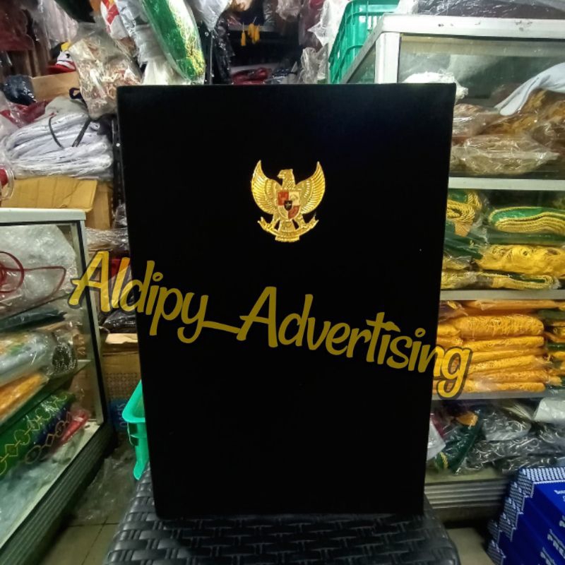 

Map bludru ukuran F4 coatingan Garuda Kuningan