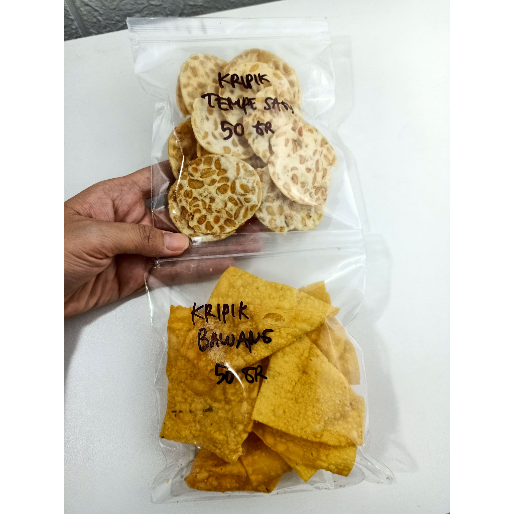 

2 BUNGKUS ( TEMPE SAGU 50 gram+ KRIPIK BAWANG 50 gram )