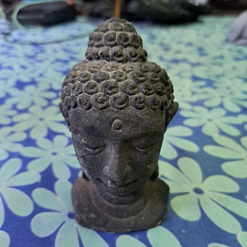 patung batu kepala budha