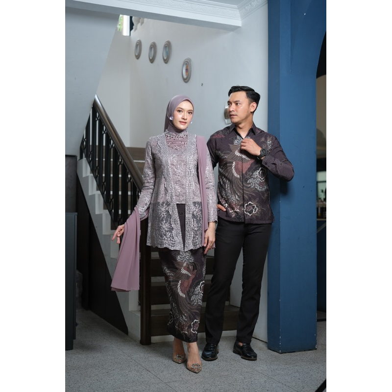 (Akita - Kinara Mouve) set couple kebaya wanita &amp; kemeja batik pria kebaya wisuda kebaya kondangan kebaya lamaran bahan lace premium