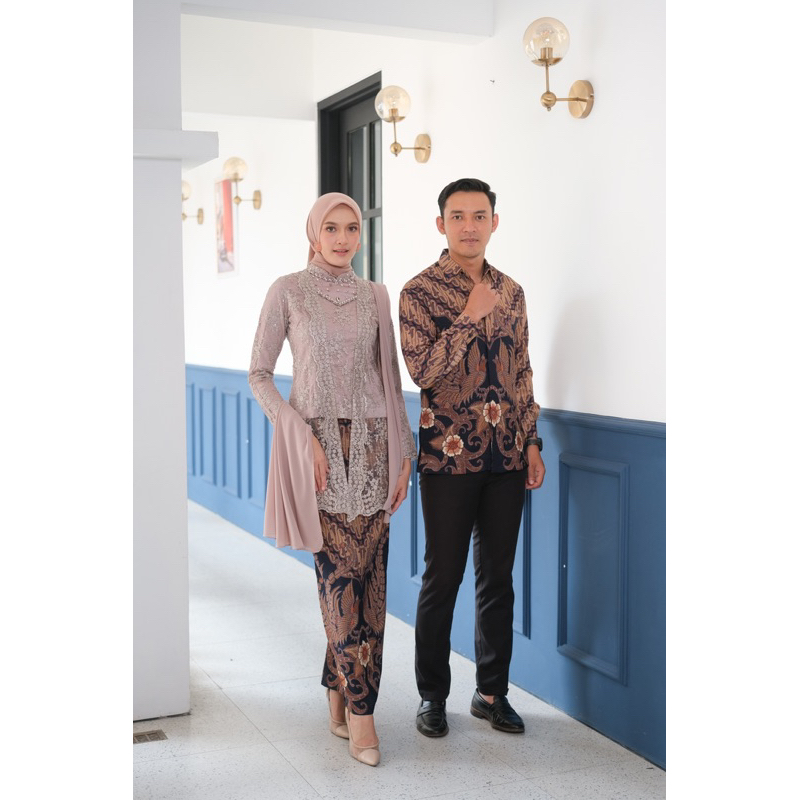 (Akita-Kinara sandsilk) set couple kebaya wanita &amp; kemeja batik pria kebaya wisuda kebaya kondangan kebaya lamaran bahan lace premium