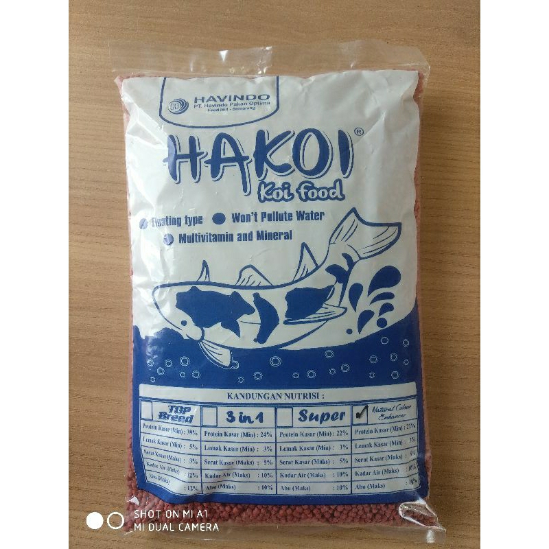 Pakan ikan Koi merah Hakoi