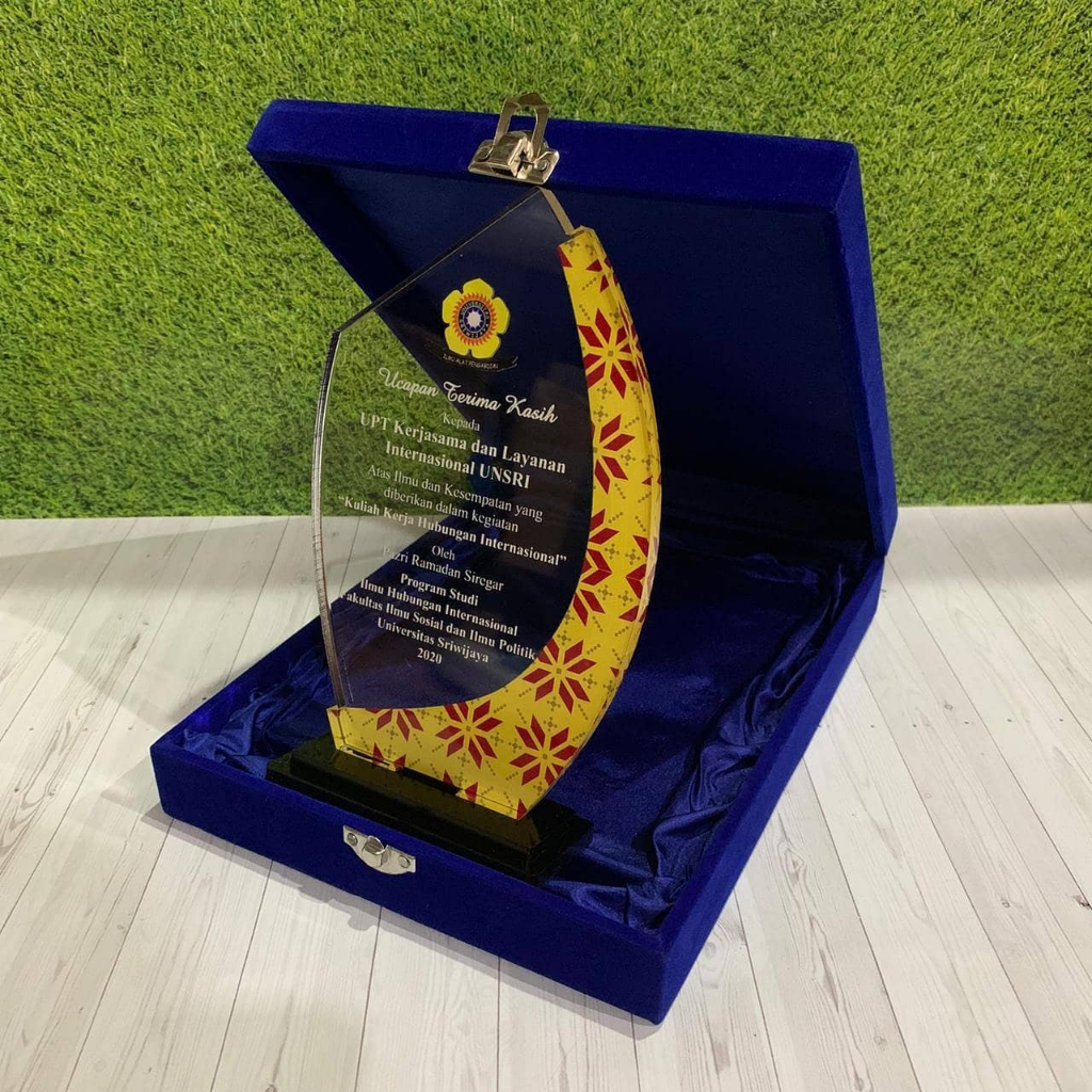 PLAKAT PLUS BOX, PLAKAT CUSTOM, PLAKAT PENGHARGAAN, PLAKAT WISUDA, PLAKAT MURAH, PLAKAT AKRILIK, PLA