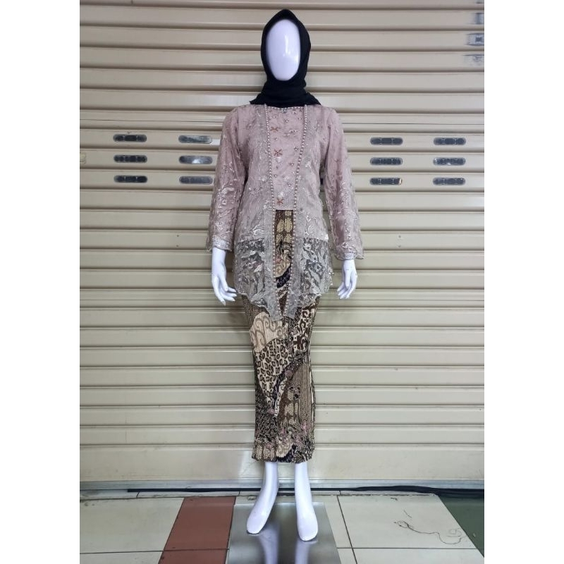 Kebaya Tunik Kutu Baru / Kebaya Kondangan / Kebaya Modern / Kebaya Tunik / Tunik Brokat / Kebaya Pesta / Tunik / Tunik Kebaya / Kebaya Wisuda / Tunik Busui / Tunik Brokat / Kebaya Tile / Tunik Kutu Baru / Tunik Payet / Kebaya Mutiara