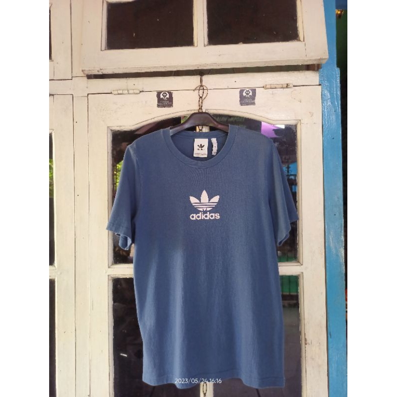 kaos Adidas center second