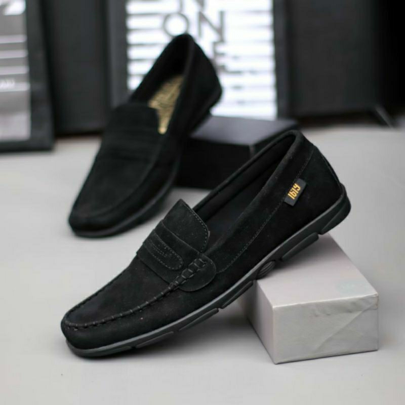 DELLSON Sepatu Slip On Loafers Casual Pria Slop Santai Formal Kerja Kulit Suede Hitam Trendi