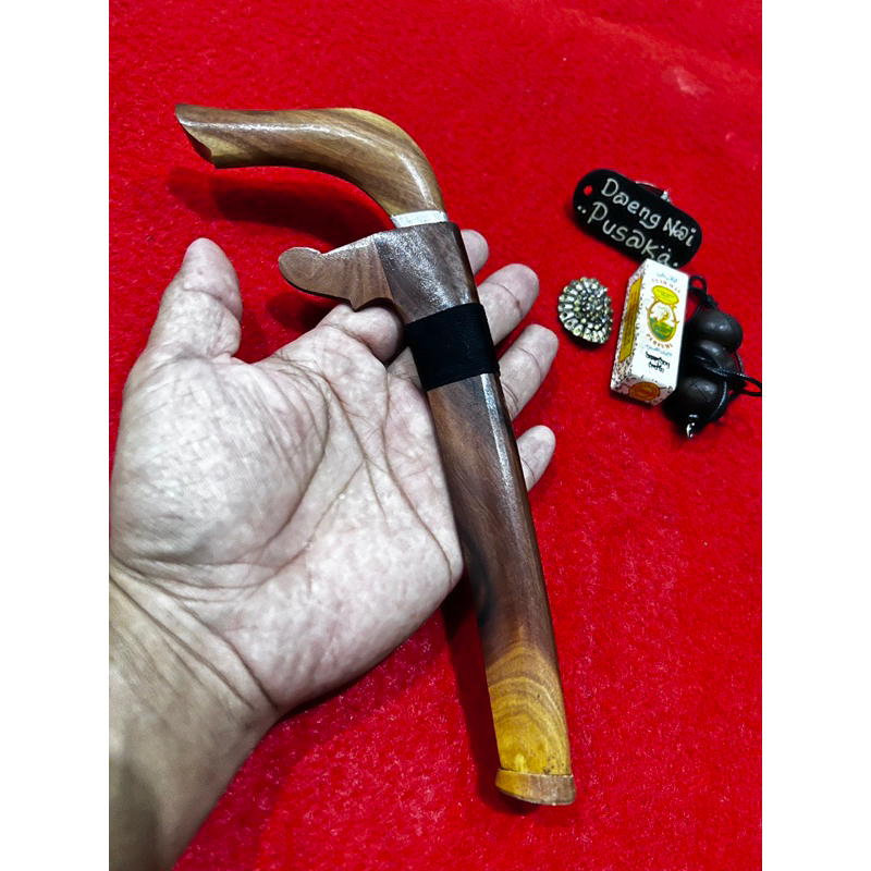 pusaka gecong coklat seimbang di ujung jarum