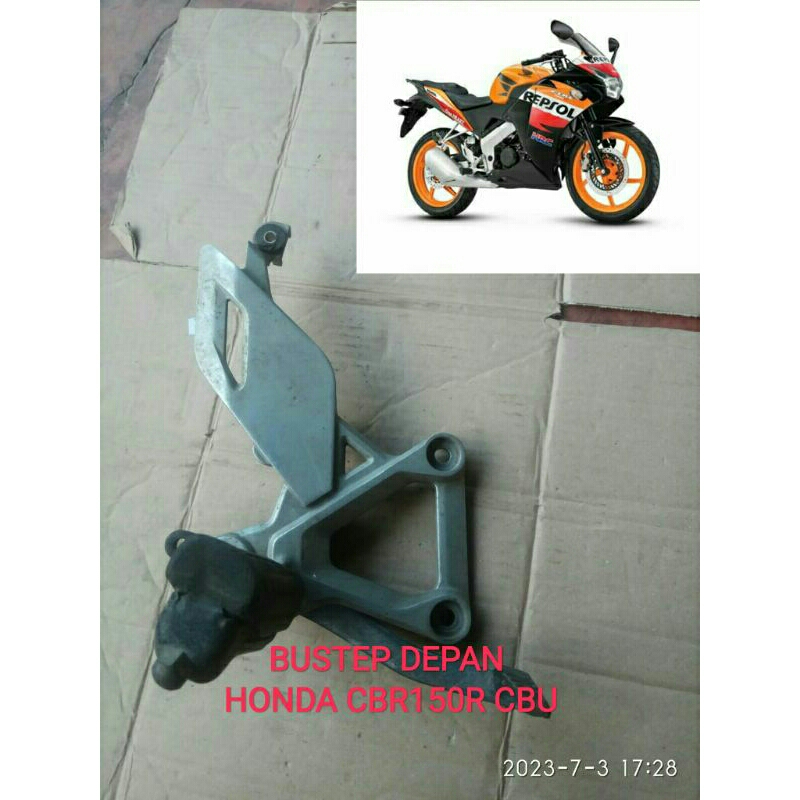 FOOT STEP BUSTEP DEPAN HONDA CBR150R CBU THAILAND 2013 BAGIAN KANAN AHM ORIGINAL