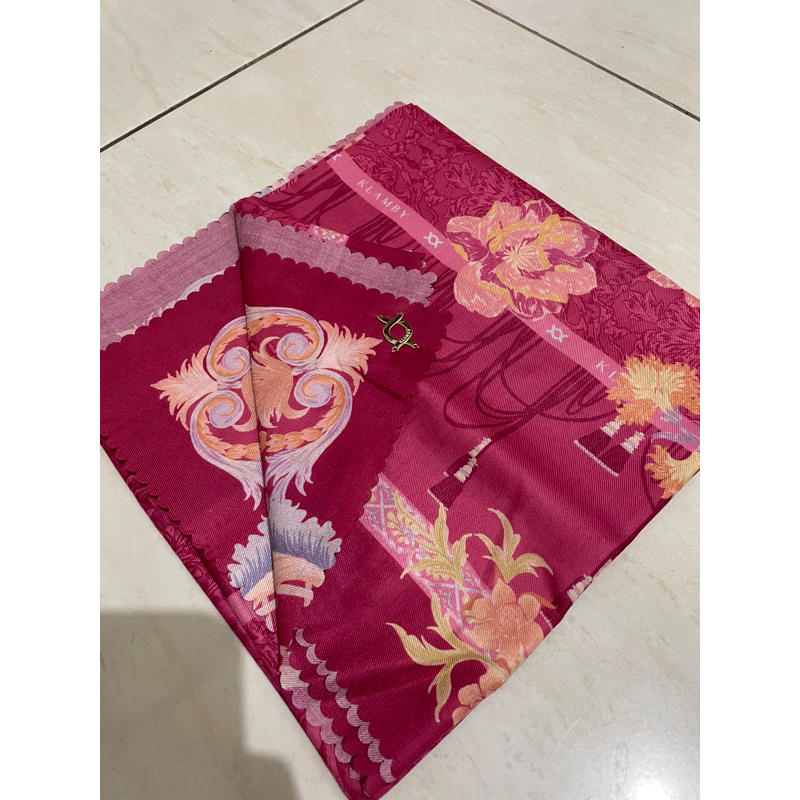 Preloved Royal scarf Wearing Klamby