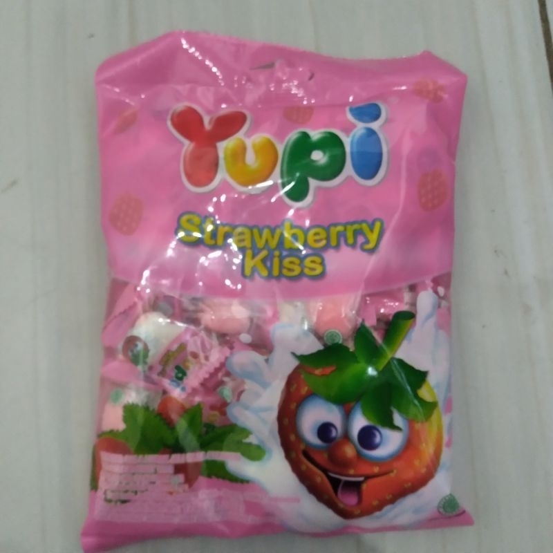 

Yupi permen strawberry kis yupi isi 50 biji