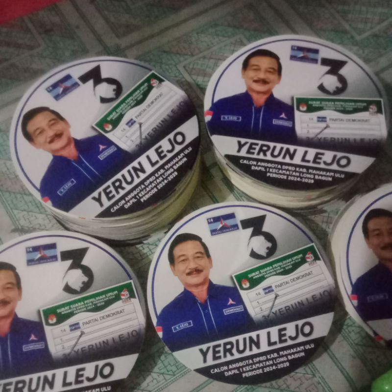 

Stiker Caleg bulat 15x15cm. Rp. 800/pcs. minimal order 2000pcs.