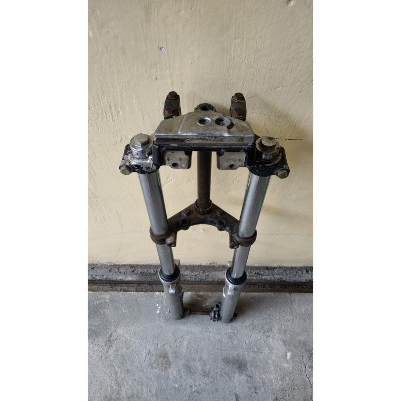 Peredam kejut skok depan MEGAPRO primus set T