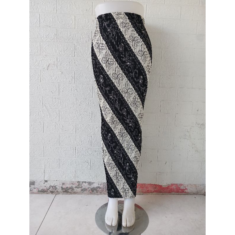 Rok Plisket Motif Parang Kawung Putih