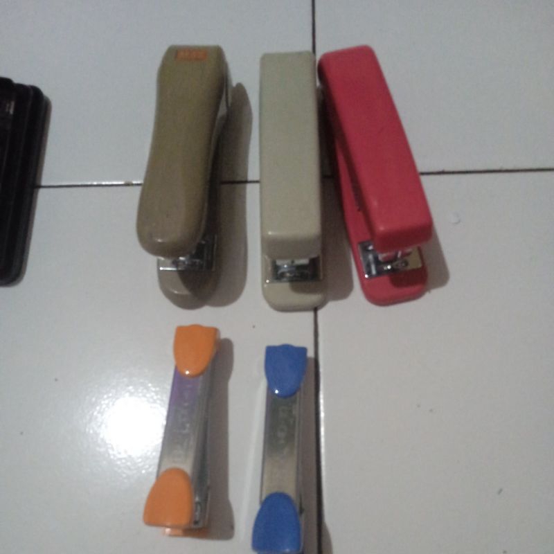 STAPLES MEREK KENKO DAN MAX
