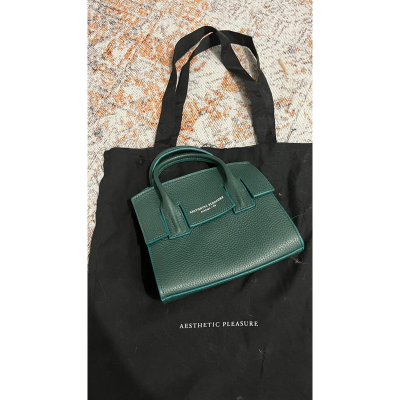 aesthetic pleasure micro isolation green