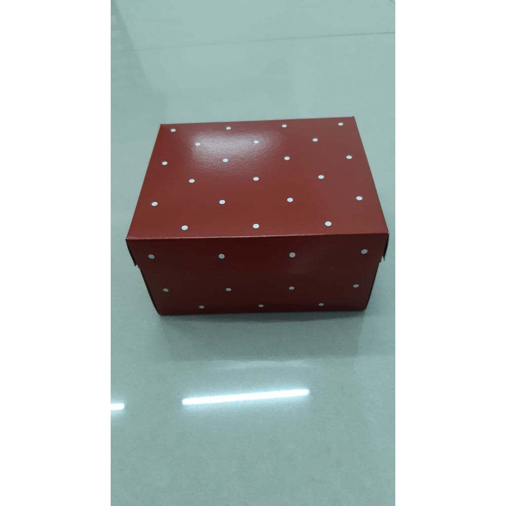 

Kardus Kue Warna Merah Motif Polkadot