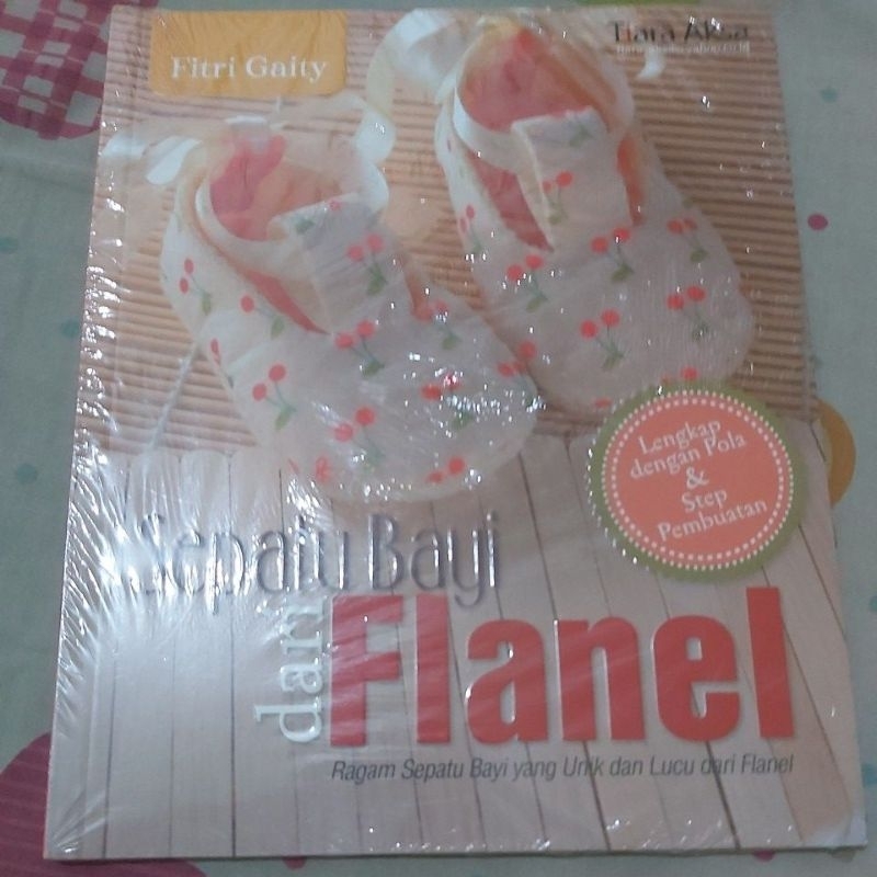 

Sepatu Bayi dari Flanel (buku kerajinan tangan)