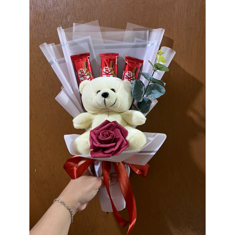 

BUKET BONEKA DAN KITKAT MINIBAR REALPICT // buket hadiah ulangtahun wisuda anniversary // buket boneka cokelat kitkat milo