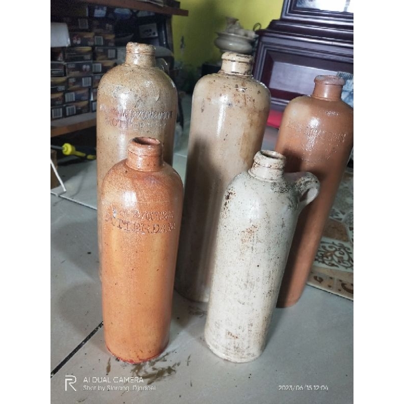botol minum tua antik kuno Rotterdam