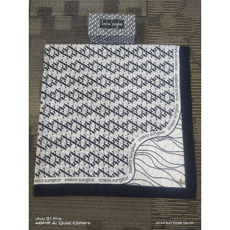 Zaskia Sungkar scarf preloved