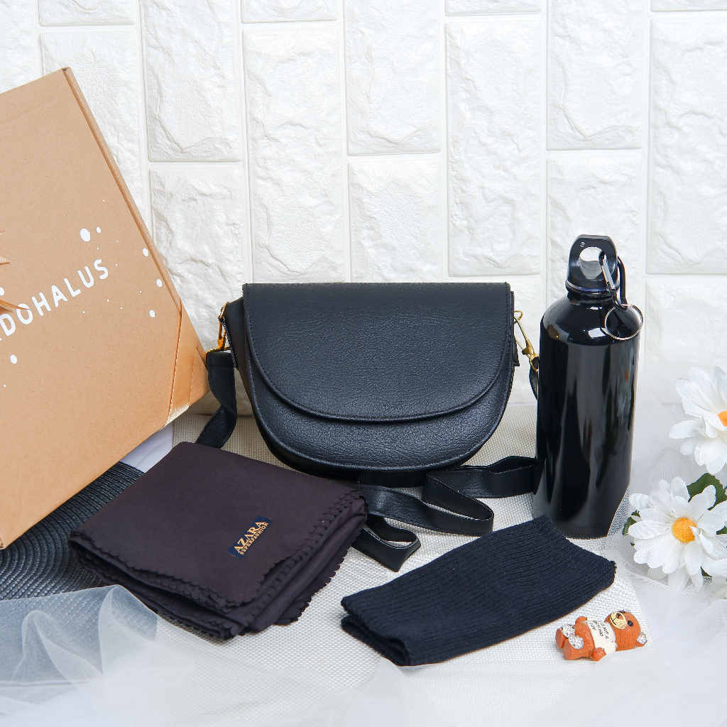 

KADO CEWE SET HITAM/ KADO ULANGTAHUN/KADO WISUDA/KADO ANNIVERSARY/ KADO NATAL