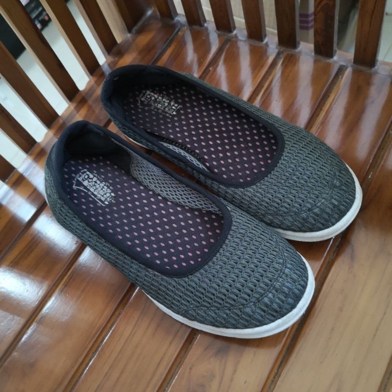 Preloved skechers 36