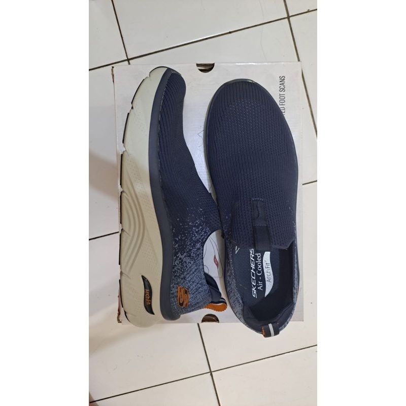 SEPATU SKECHERS RELAXED FIT: ARCH FIT D'LUX