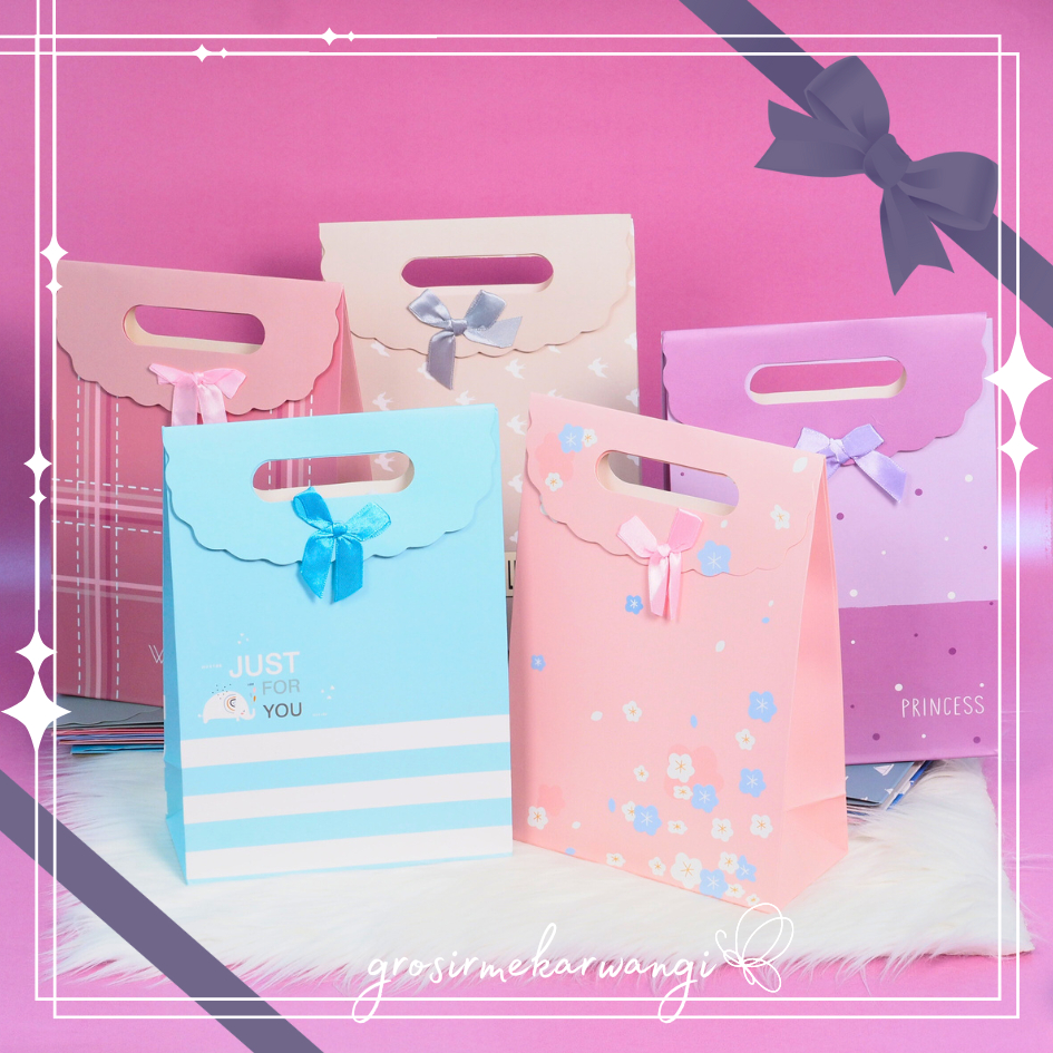 

Paper Bag Medium Tutup Pita Motif Besar Aesthetic Kantong Kertas Tempat Kado Bingkisan Souvenir