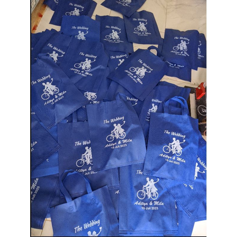 

Sablon Tas Kain Spunbond Tas Hampers Lebaran Parcel Lebaran Souvenir Pernikahan Tas Spunbond Wedding Free Design isi 12pcs