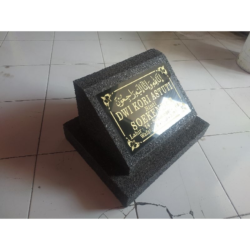 batu nisan + dudukan