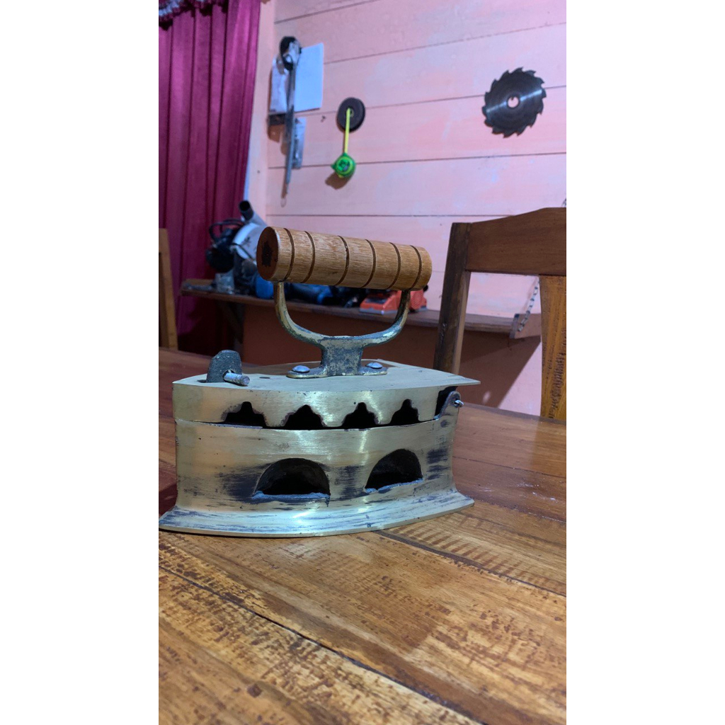 Setrika Jadul Kuningan