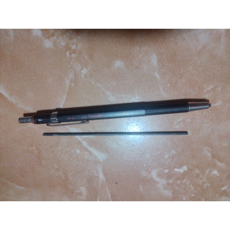 

Pencil Rotring Tipe 300 Ketebalan 2,0 MM bisa berganti tipe sesuai keinginan made in japan original pencil rotring lawas