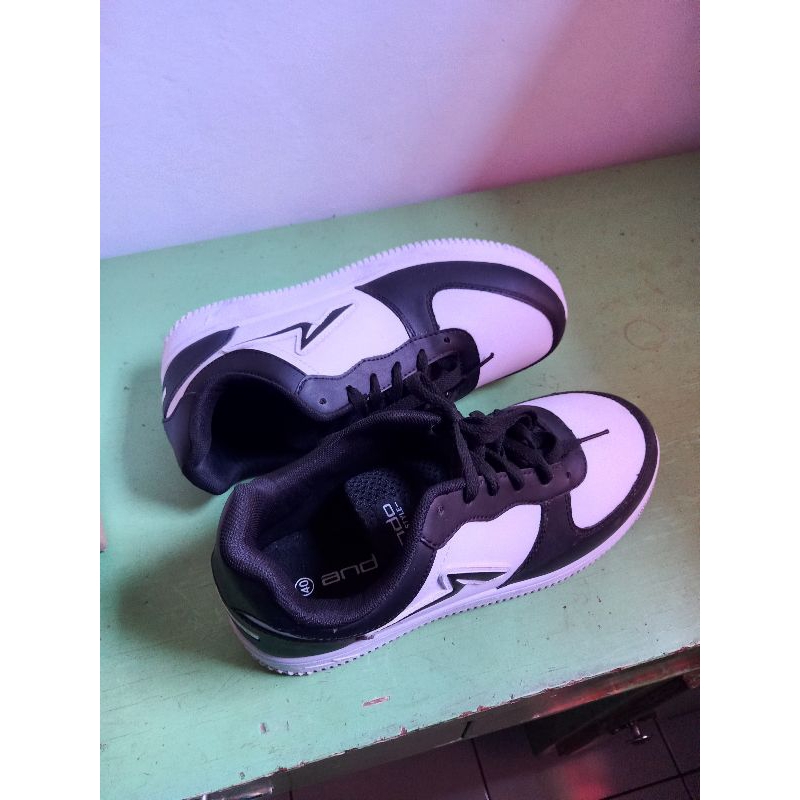 Sepatu Sneakers Tricks ANDO Putih/Hitam - Preloved