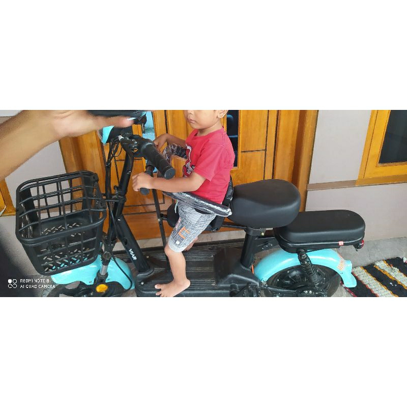 boncengan sepeda motor listrik anak